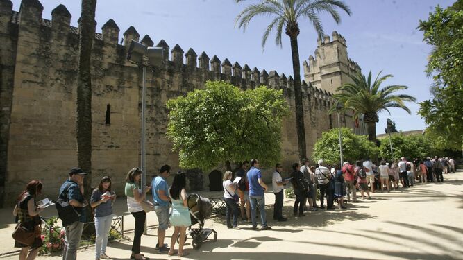 Colas de turistas para visitar el Alcázar de los Reyes Cristianos.