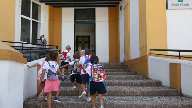 Alumnos entran a un colegio de la capital.