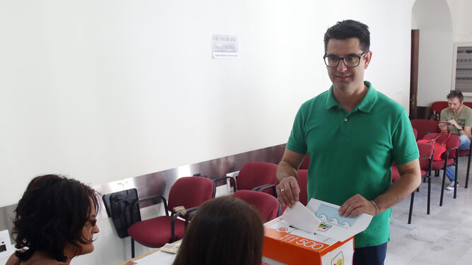 Pedro García vota ayer en la sede de IU de Ambrosio de Morales.