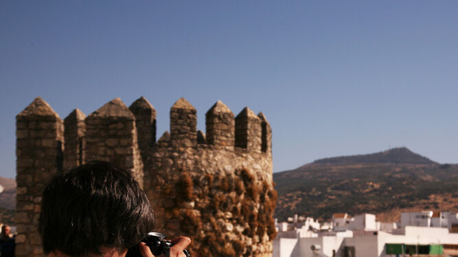 Un turista toma fotografías desde la muralla del barrio de la Villa de Cabra.