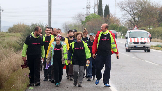 Sierra Luque, con integrantes de la plataforma '#Nopasesdemí', durante una marcha reivindicativa en abril.