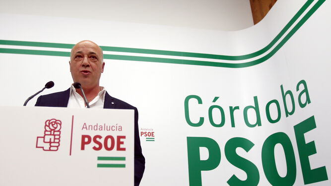 Antonio Ruiz, en una rueda de prensa en la sede del PSOE de Córdoba.