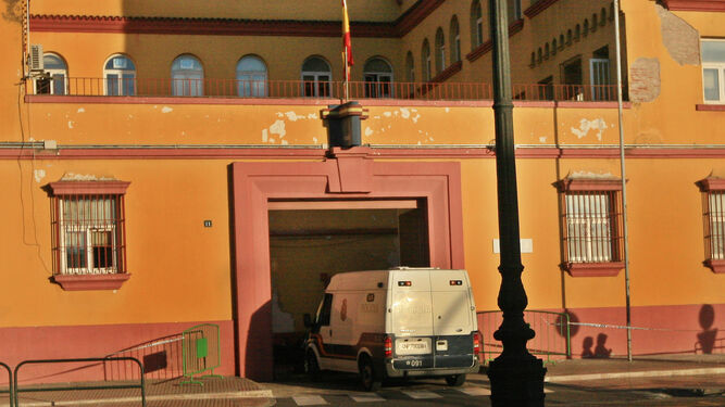 Un vehículo de la Policía Nacional entra en la comisaría de Campo Madre de Dios.