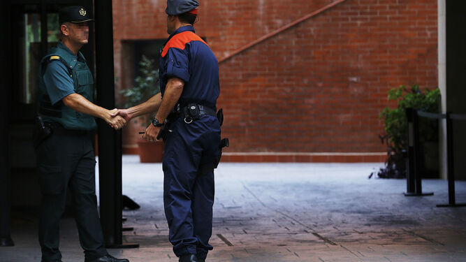 Un Mosso saluda a un Guardia Civil el día de las detenciones