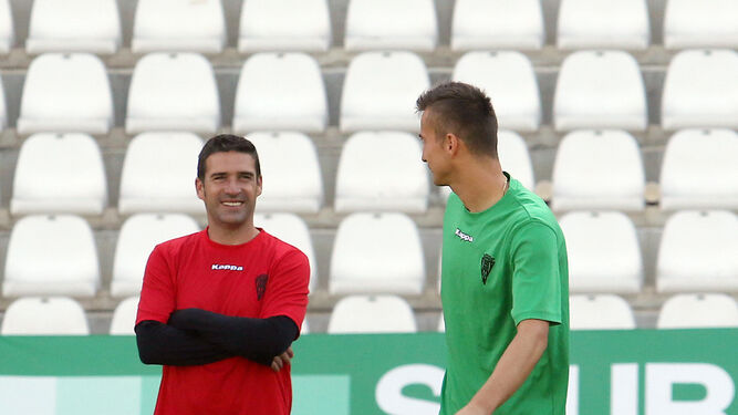 Luis Carrión sonríe a Sasa Markovic durante la sesión de ayer.