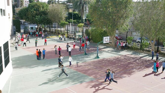 Un grupo de alumnos juega durante el recreo en el patio de un colegio.