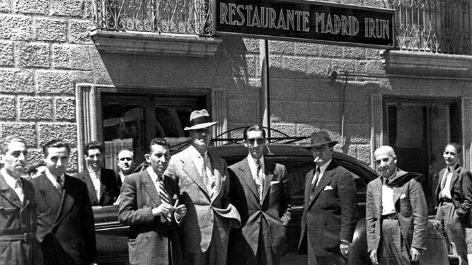 Manolete, en una fotografía del verano de 1947, unos días antes de su muerte en Linares.