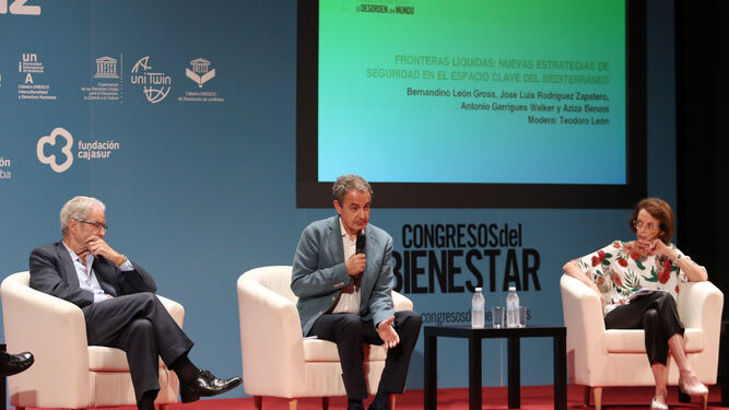 El expresidente Zapatero, entre Antonio Garrigues y Aziza Bennai.