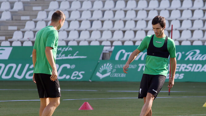 Sasa Markovic y Sasa Jovanovic toca el balón durante un entrenamiento.