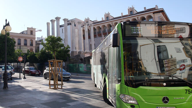 Un autobús de Aucorsa gira desde Claudio Marcelo hacia la calle San Fernando.