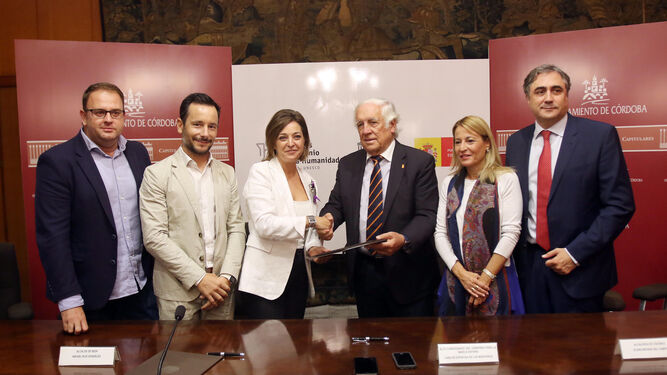 Ambrosio y Espinosa se estrechan la mano en presencia del resto de alcaldes de ciudades patrimonio.