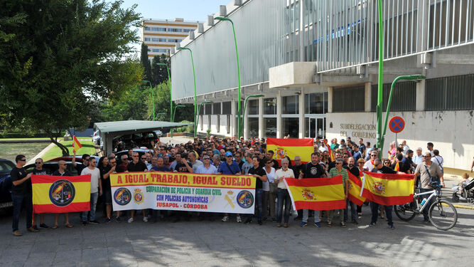 Concentración ayer a las puertas de la Subdelegación del Gobierno en Córdoba.