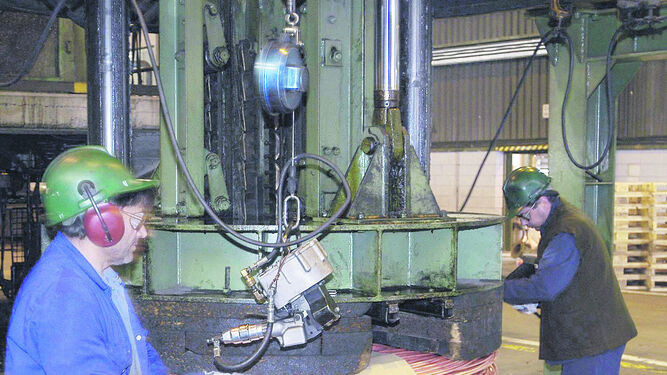 Un operario manipula una bobina de cobre  en una empresa cordobesa.