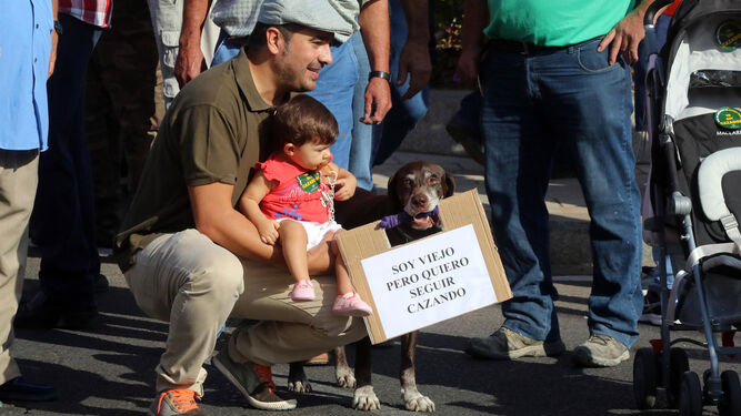 Un perro sostiene un cartel reivindicativo.