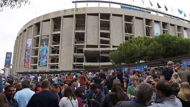 Los aficionados que iban a asistir al partido, fuera del Camp Nou.