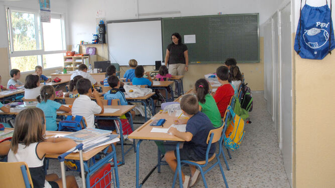 Una maestra imparte clases en un colegio público.