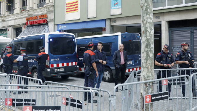 Mossos ante la sede del PP en Barcelona.