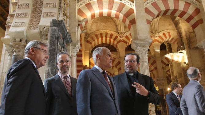 Un momento de la visita a la Mezquita-Catedral del secretario general de la Liga Árabe.