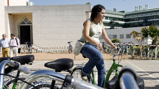 Una usuario de las bicicletas de la UCO en Rabanales.