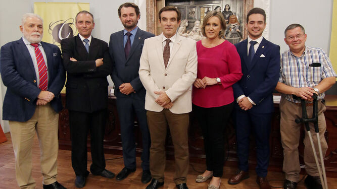 Foto de familia de los elegidos por la Agrupación de Cofradías.