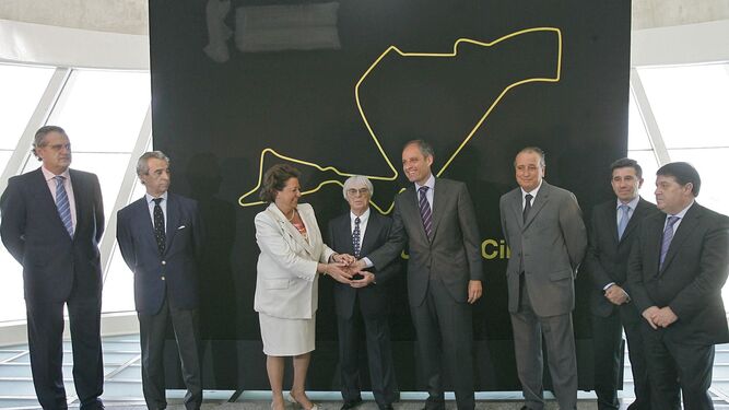 La entonces alcaldesa de Valencia Rita Barberá, el ex magnate de la Fórmula 1 Bernie Ecclestone y Camps, tras una reunión en mayo de 2007.