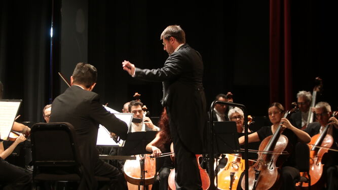 Lorenzo Ramos, dirigiendo a la Orquesta en su primer concierto.