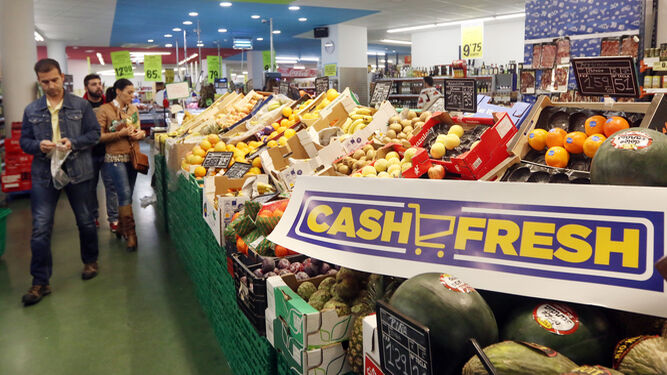 Sección de verduras y frutas en un supermercado de la capital.