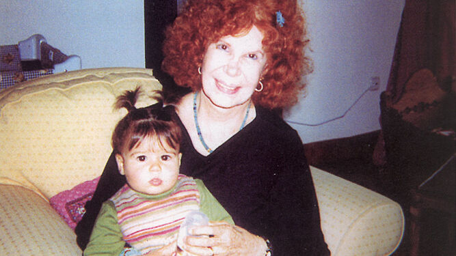 Con su abuela materna, la duquesa de Alba, con dos años.