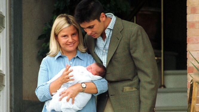 En 1999, con sus padres.