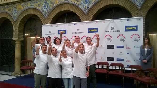 Los diez chef que han participado en la cuarta edición del Córdoba Califato Gourmet posan en el Real Círculo de la Amistad.