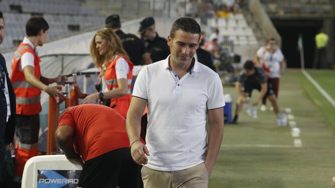 Carrión, resignado, durante su último partido como técnico del Córdoba.