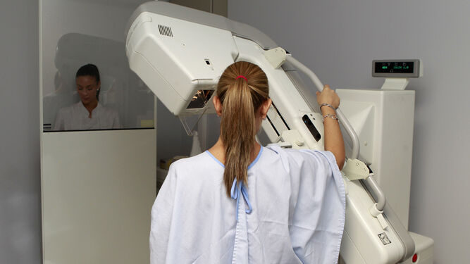 Una mujer se dispone a hacerse una mamografía.