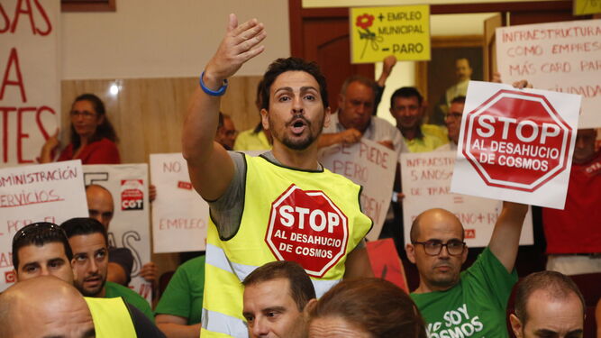 Un empleado de Cosmos protesta en un Pleno.