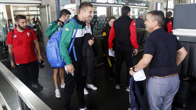 Sasa Markovic charla con Álex Gómez, director de fútbol del club, antes de pasar el control de acceso a las vías del AVE.