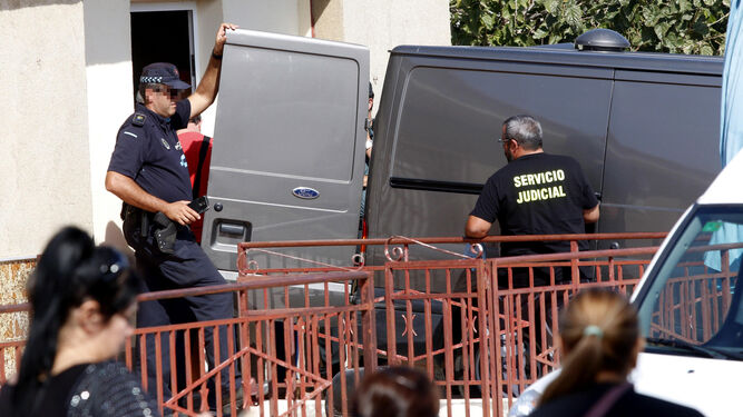 Agentes de la Policiía Local y la Guardia Civil trasladan los cadáveres del crimen de ayer en Cuevas del Almanzora.