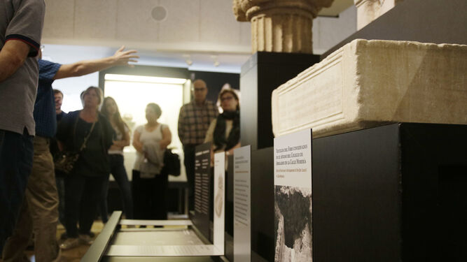 Un grupo de turistas visita el Museo Arqueológico.
