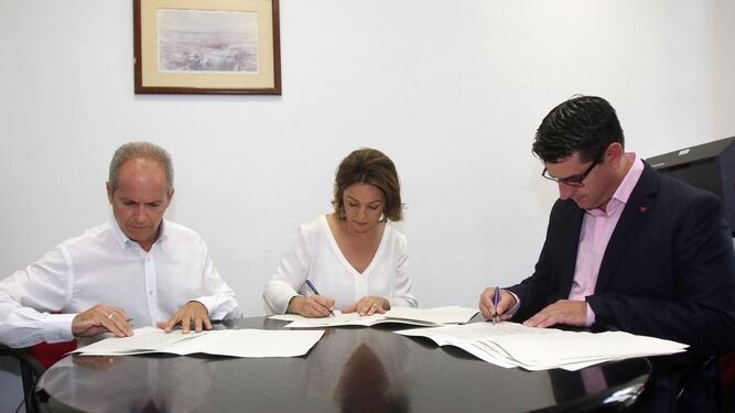 Rafael Blázquez, Isabel Ambrosio y Pedro García, durante la firma del pacto de investidura.