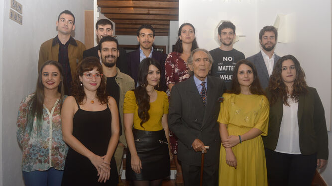 Foto de familia de los jóvenes creadores de la décimo sexta promoción de la Fundación Gala, junto al escritor.