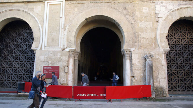 Aspecto de la puerta de la nave 17 de la Mezquita-Catedral tras quitar la celosía.