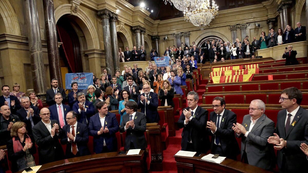 Diputados catalanes aplauden tras la declaración de independencia.