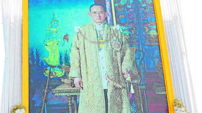 Los tailandeses consideran al rey Bhumibol una divinidad.
