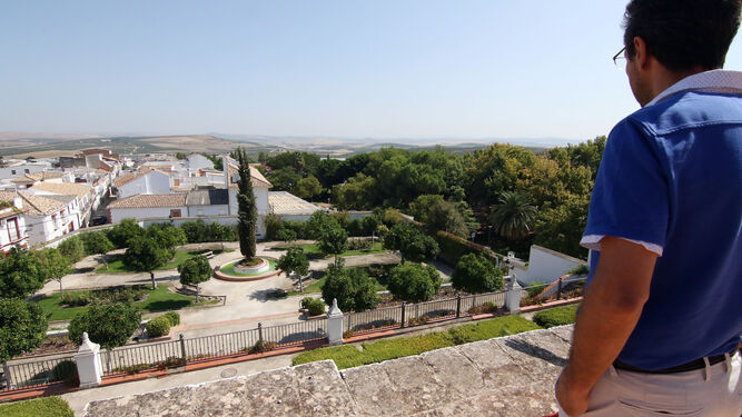 Vista del casco urbano, con la campiña de fondo, desde la terraza del Palacio Ducal.
