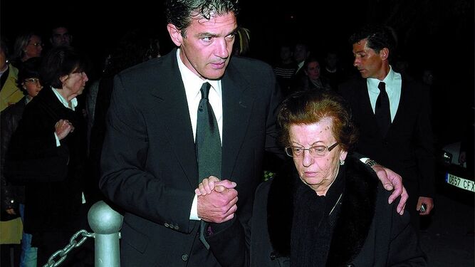 El actor y su madre, Ana Bandera, en el funeral del padre en 2008.