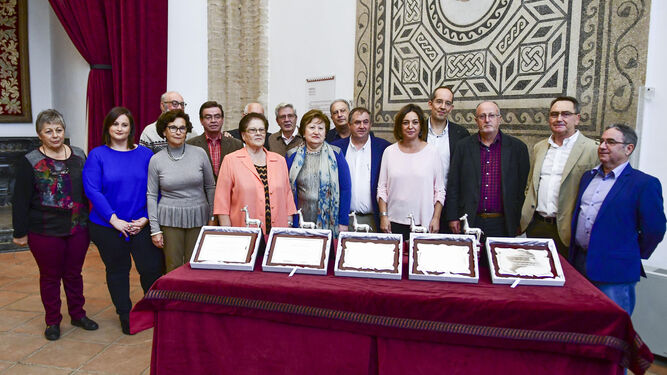 Los premiados, junto a la alcaldesa, en el Alcázar de los Reyes Cristianos.