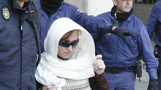 La madre del 'Cuco' a la salida de una vista preliminar por el caso Marta del Castillo.