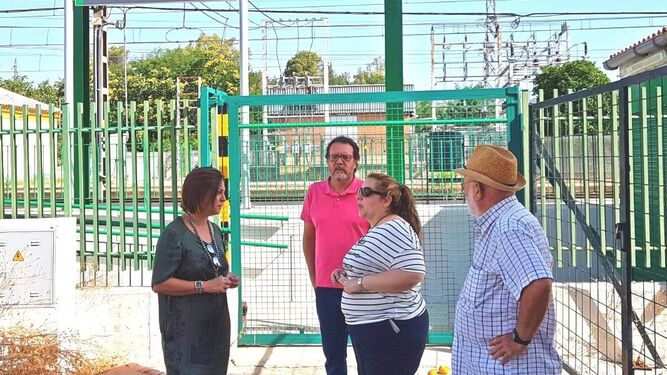 Isabel Ambrosio habla con unos vecinos en una visita a la estación de Alcolea.