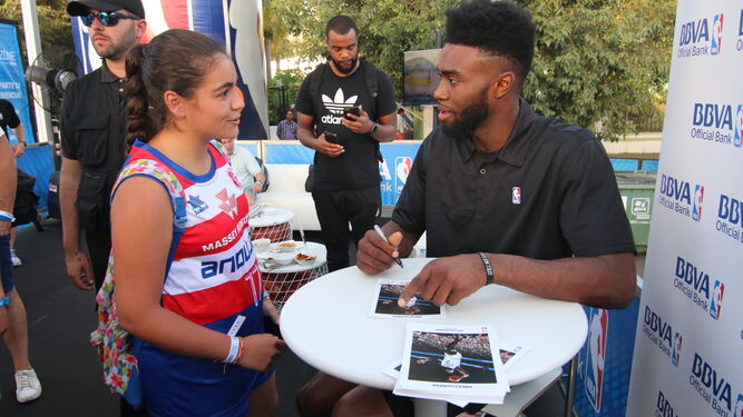 Jaylen Brown firma un autógrafo a una joven durante su paso por Córdoba.