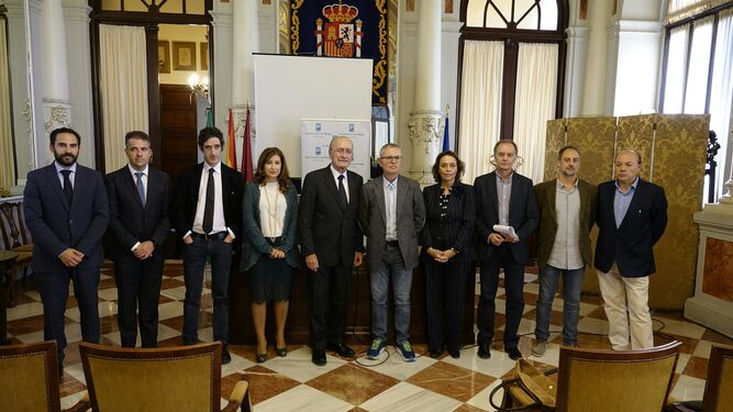 Presentación del Premio Málaga de Novela, con el jurado y el autor, ayer, en el Ayuntamiento.