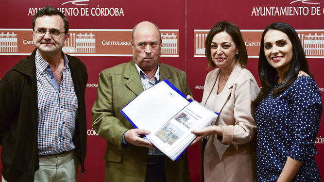 El secretario de la comisión, Juan Andrés de Gracia, y el presidente, Juan Pablo Serrano, muestran el informe junto a Isabel Ambrosio y a Carmen González.