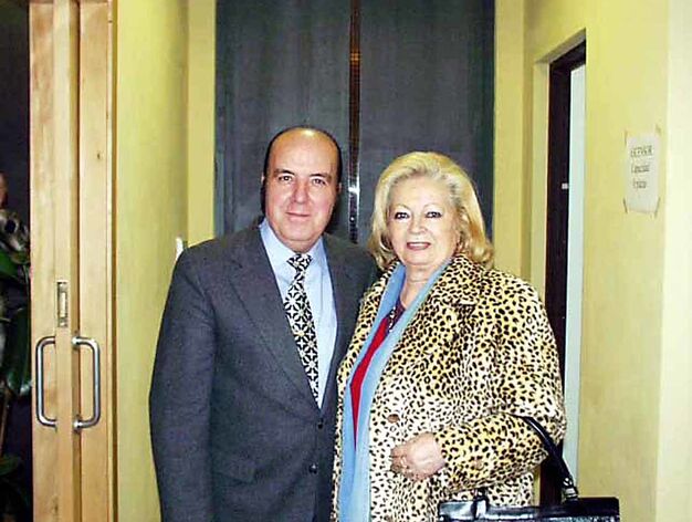 Chiquito  de  la  Calzada  junto a su mujer en la  Gala del Humor, celebrada en el  teatro municipal de  Lepe en el a&ntilde;o 2000